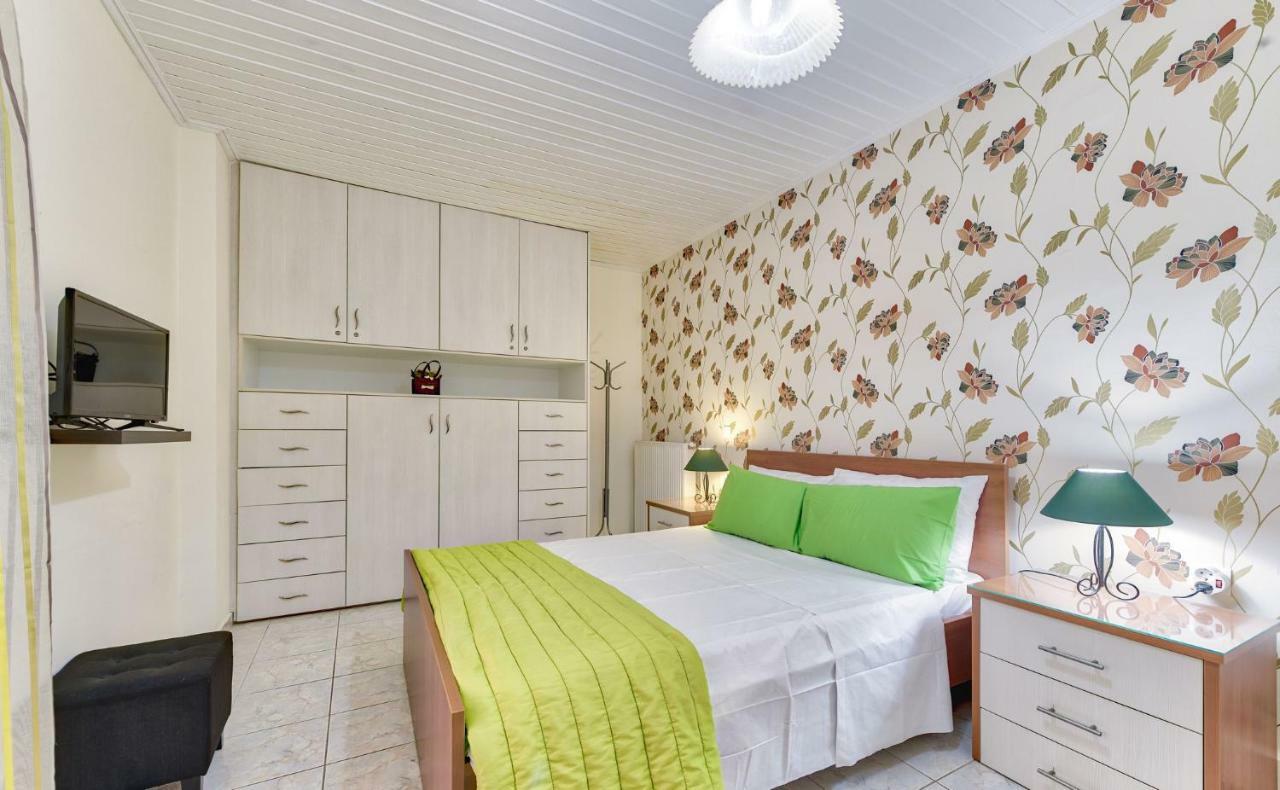 Ina Apartment Kalamákion エクステリア 写真